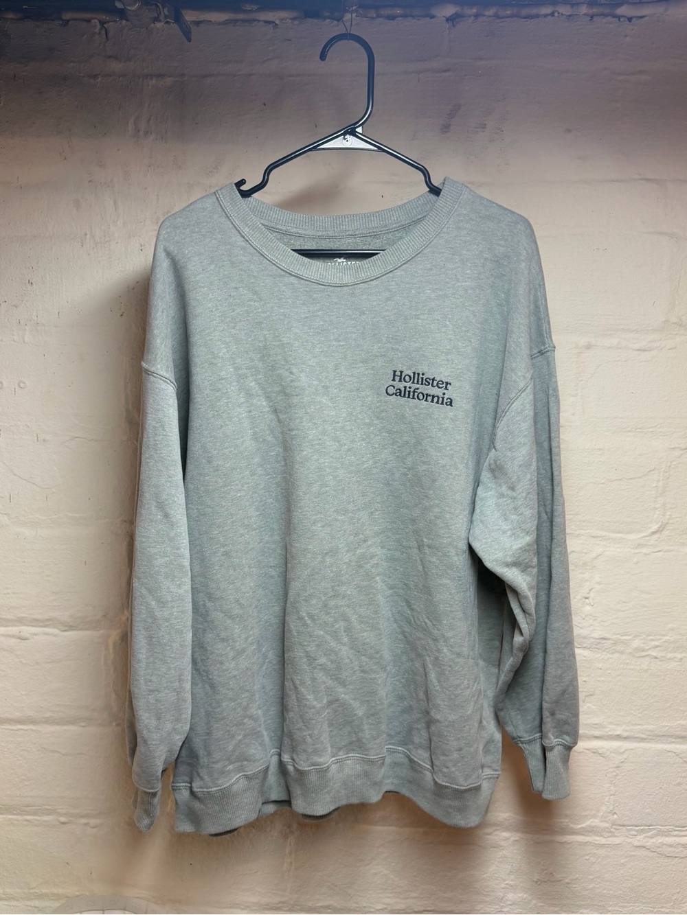 Hollister Men's Crewneck Sweatshirt in Heather Gray